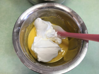 9、水果盒子蛋糕,这时打开烤箱预热,温度为170度,取1/3蛋白霜放入蛋黄液中。