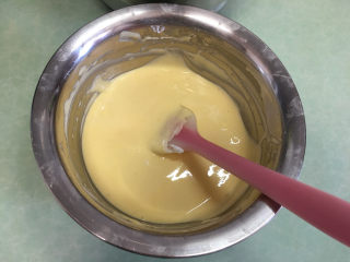 10、水果盒子蛋糕,用“J”字形翻拌手法将蛋白霜和蛋黄液混合均匀。