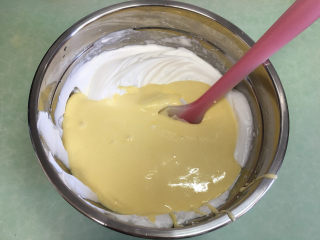 11、水果盒子蛋糕,将搅拌好的蛋糕糊倒入剩下的蛋白霜中。