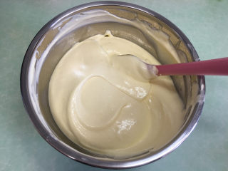 12、水果盒子蛋糕,用同样的翻拌手法翻拌均匀。