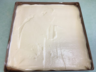 13、水果盒子蛋糕,放入28×28的金盘中,表面抹平。