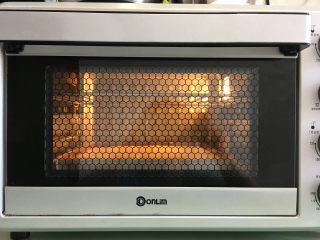 14、水果盒子蛋糕,放入提前预热的烤箱中进行烘烤,时间为18-20分钟。