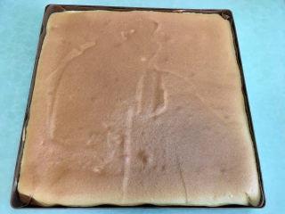 15、水果盒子蛋糕,烘烤结束后取出烤盘。