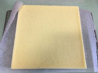 16、水果盒子蛋糕,放在晾网上晾凉。