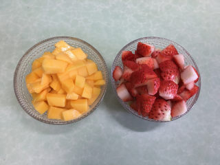 17、水果盒子蛋糕,这个时间准备水果,将草莓和芒果切成小丁。