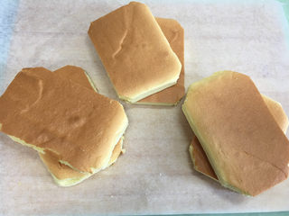 20、水果盒子蛋糕,将晾凉的蛋糕平均切成6份,正好可以做3个709ml的盒子蛋糕。