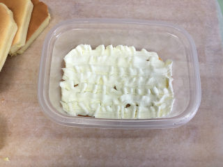 21、水果盒子蛋糕,将一片蛋糕放入盒子里,表面挤上一层奶油。