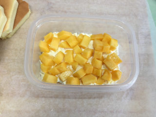 22、水果盒子蛋糕,铺上一层水果。