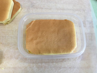 23、水果盒子蛋糕,再压上一片蛋糕。