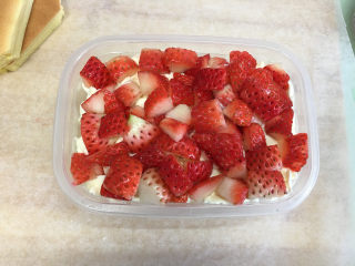 24、水果盒子蛋糕,同样挤上一层奶油,表面再铺上一层水果,水果盒子蛋糕就做好了。