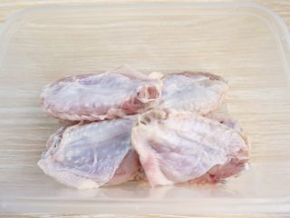 4、奥尔良烤鸡翅,码入盒中