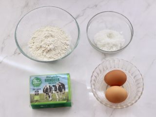 1、KT黄油蛋黄饼干,首先备齐所有的食材。