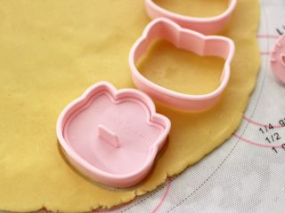 11、KT黄油蛋黄饼干,先在面片上压上饼干套,再放入印模,轻轻按压一下图案即可。