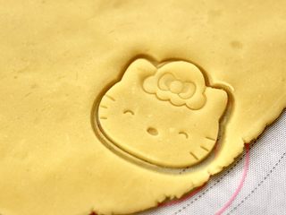 12、KT黄油蛋黄饼干,这个时候去掉KT饼干模具,萌萌哒的饼干胚就做好了。
