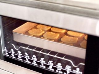 15、KT黄油蛋黄饼干,上下火180度烤制10-12分钟,表面稍微变成金黄色即可(具体烤制时间看自己家烤箱温度而定)。