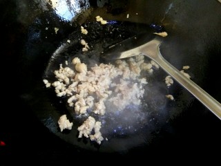 4、肉沫香辣面,锅中放入适量植物油 ，油热，放入肉沫翻炒至变白