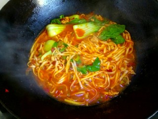 12、肉沫香辣面,搅拌一下关火出锅