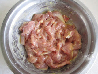 3、软炸里脊,切好的里脊条放入容器中，加入打散的蛋液，适量料酒、胡椒粉、盐、淀粉抓匀，腌30分钟以上。