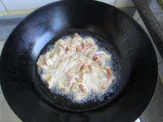 4、软炸里脊,锅烧热，放油；油烧至六、七成开，下腌好的小里脊条，炸至变色，捞出；锅内的油重新烧热，再次下入小里脊条炸至金黄色，捞出。