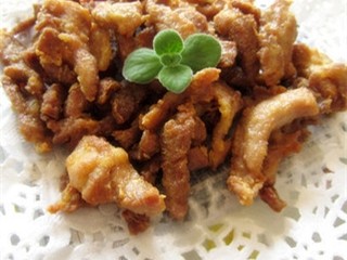 5、软炸里脊,用厨房纸巾吸一下油，装盘即可食用。