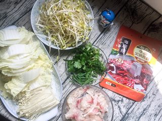 1、水煮鱼片,把食材切好