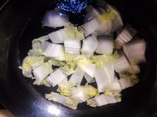 3、水煮鱼片,先把白菜根放锅里过开水煮一下
