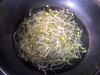 5、水煮鱼片,豆芽、金针菇全部过一下水，煮熟