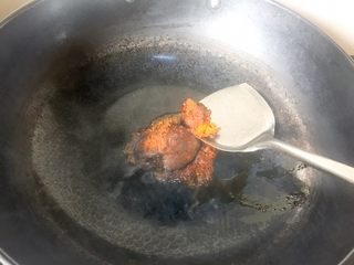 7、水煮鱼片,小火锅里放入火锅底料