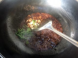 9、水煮鱼片,放入葱、蒜末