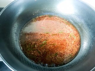 10、水煮鱼片,加入水烧开