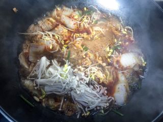 12、水煮鱼片,再放金针菇