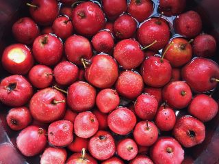 2、口感超细腻的山楂果酱,山楂浸泡在清水中清洗干净，挑出不好的山楂，也可以放些食用盐浸泡