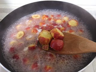 7、口感超细腻的山楂果酱,煮沸后继续煮，煮到山楂十分软烂表皮脱色后，关火。