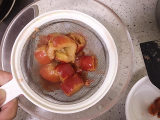 8、口感超细腻的山楂果酱,分批次将红果放进漏网中用硅刀研磨，过滤出细腻的果肉。漏网要选择恐大一些的，煮山楂的水还有用哦，滤干净山楂肉后把山楂水也过一遍滤网！