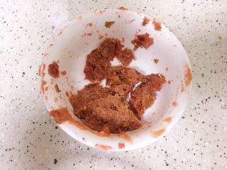 9、口感超细腻的山楂果酱,这是1000g山楂过滤出的残渣，一定要仔细过滤，不要浪费果肉！