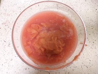 10、口感超细腻的山楂果酱,滤好的山楂果肉和山楂水是这样滴，超细腻！
