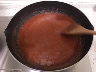 12、口感超细腻的山楂果酱,中小火继续熬制山楂酱，要不停的搅拌，后期会溅的很厉害，小心烫到。
