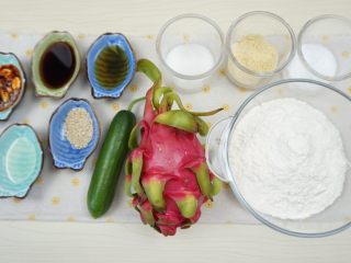 1、手工面,准备所有食材。