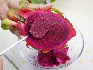 2、手工面,火龙果切开，将果肉取出来。