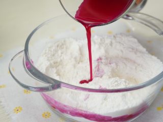 4、手工面,将果汁倒入面粉当中（一般200克面粉，100克水的比例就可以）