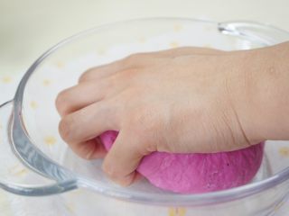 5、手工面,揉成一个光滑的面团，盖上保鲜膜醒10分钟。