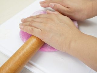 6、手工面,用擀面杖擀成圆形的面饼。