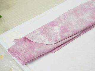 8、手工面,直到全部卷起，用手心慢慢的向前推，中途可反复反面。擀好的面团，用反复折叠的方法，将面皮整理好。