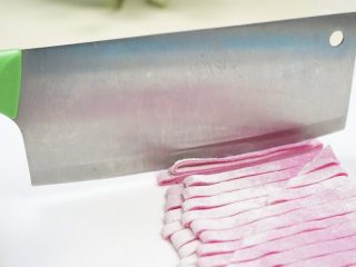 9、手工面,用刀切成想要的宽度。