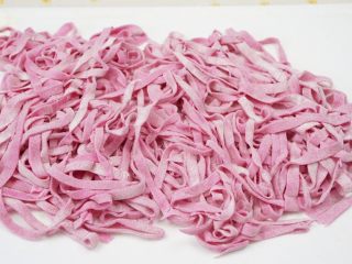 10、手工面,撒上一层干面粉，备用。