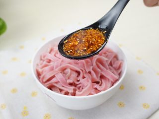 11、手工面,倒入调好的料汁，摆上黄瓜丝。