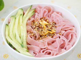 12、手工面,粉嫩的颜色少女心爆棚，面条的颜色是纯天然提取，红心火龙果。手工面给人一向的感觉就是面条筋道又好吃。