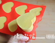 14、芒果酸奶冻芝士蛋糕,冷冻3-4小时后，即可脱模。