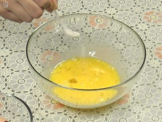 10、西红柿炒蛋,搅拌成均匀的鸡蛋液，加入适量的盐，再次搅拌均匀。