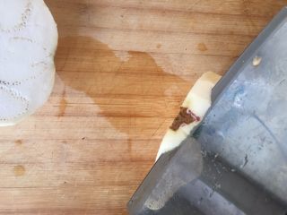 5、妈妈菜～素烧茄子,把茄子顶部那里也切掉不要